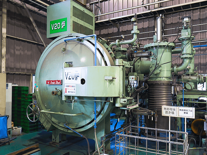 Vacuum heat treatment furnace